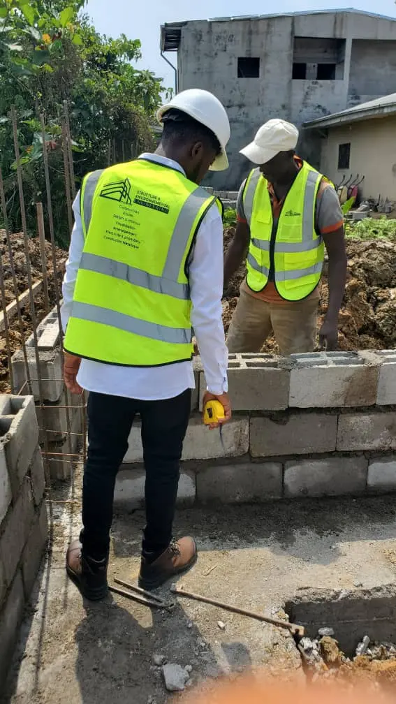technicien et ingénieurs de SEE sur un chantier
